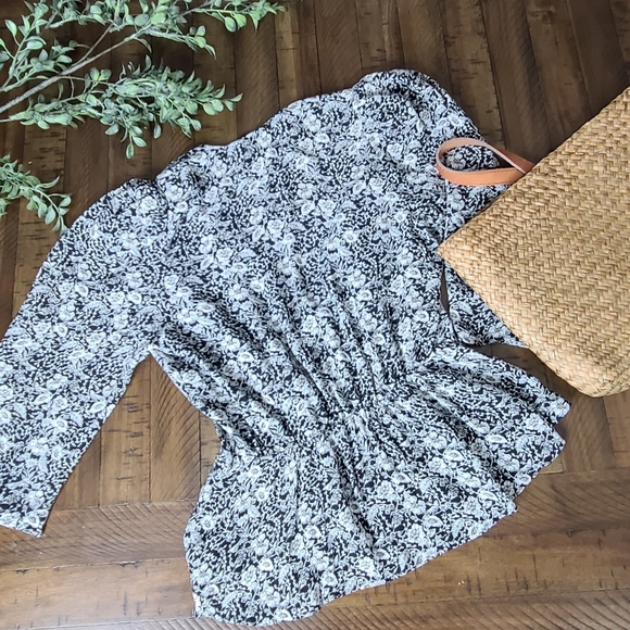 Banana Republic B & W Floral Blouse - Picture 5 of 7